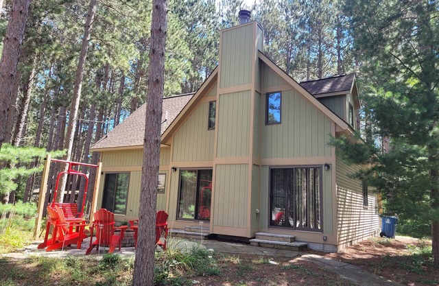 New! Crystal Pines - Gorgeous Crystal Mountain Cabin Right at Crystal Mountain!