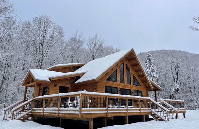 New Custom Log Home 3BR, Loft, 2.5 Bath, Sleeps 8