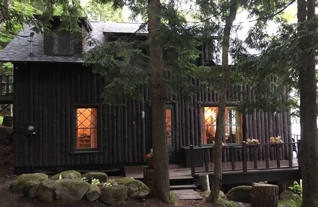 Klassisches ADK Bootshaus am Ufer des langen Sees