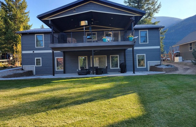 New daylight bsmt apartment, 2 BR/2Bath, only 11 miles to Glacier National Park.