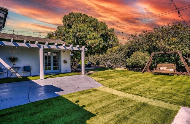 NEW Delightful Single story home Sleeps 14 with Beautiful outdoor space.