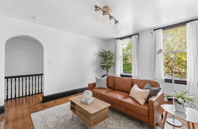 NEW! Designer 2 bedroom apt w/ king bed, 65" TV, fenced yard & WiFi - pets <3
