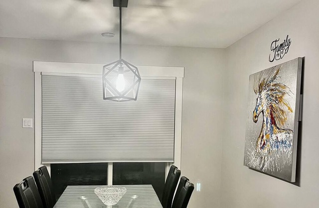 New detached home, patio, A/C, close to airport