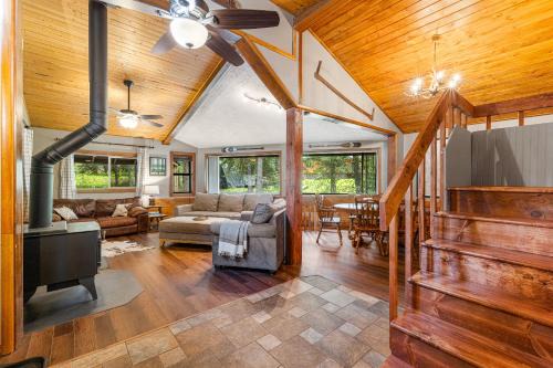 New! Dew Drop Inn - Pet Friendly, 5-min walk to river access