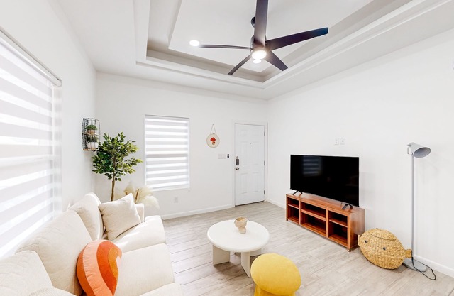 New dog-friendly home near downtown with streaming, washer/dryer, central AC