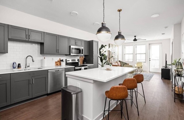 New Downtown Apartment - Next to Motor Speedway!