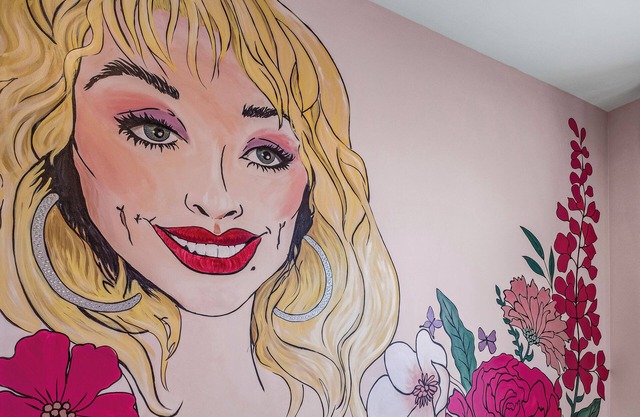 NEW! Downtown Dolly!! 5min./1.3 miles to Broadway/Free Parking/Rooftop Lounge!