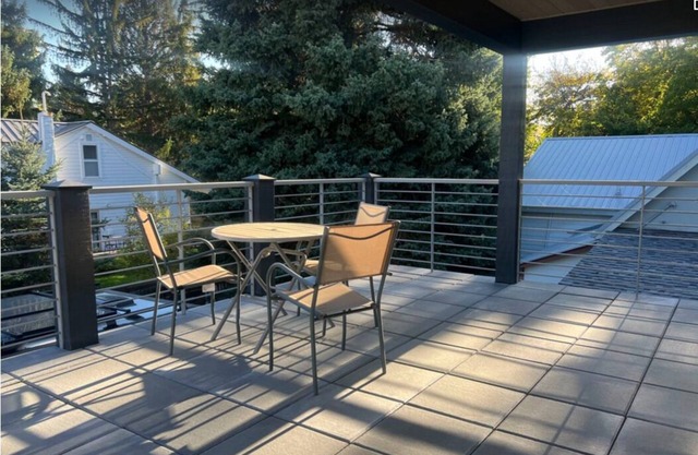 New downtown Hailey 2 bedroom apartment steps to bike path