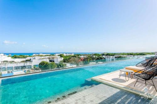 NEW Downtown Stay with Oceanview Roof Pool and Gym plus Cafe
