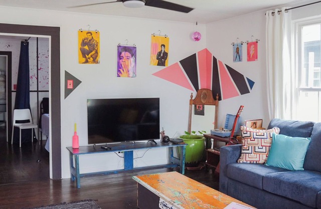 NEW DOWNTOWN TUPELO- HOUND DOG BUNGALOW -ROCK-N-ROLL themed 1BR 1B Shotgun style