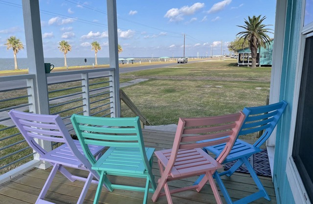 New! Drift away in Bayfront 2-bedroom Turquoise cottage