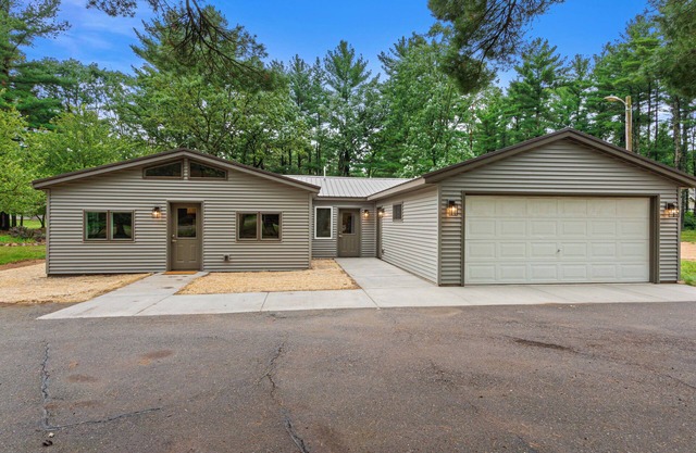 NEW Eagle's Nest West - less than 3 miles to SV and walkable to Petenwell Lake!