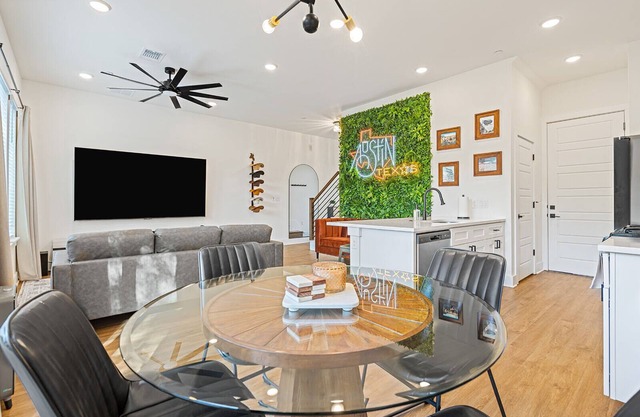 New East Austin Modern, minutes to DT, Domain, & Airport