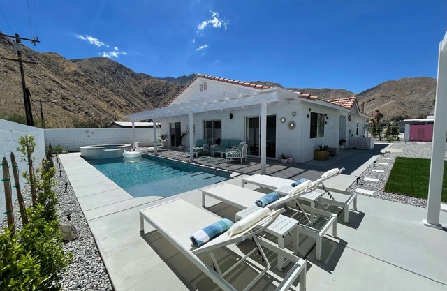 -NEW-Eclectic house Palm Springs-San Jacinto Mtn views, saltwater pool- sleeps 8