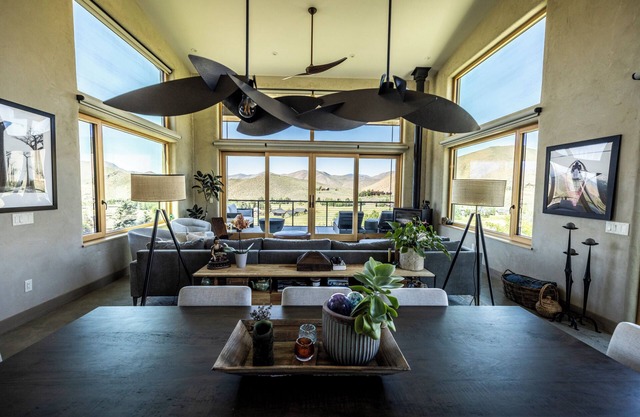 New eco mountain 3 Bd dazzler with AMAZING views, hot tub, sauna, living roof!