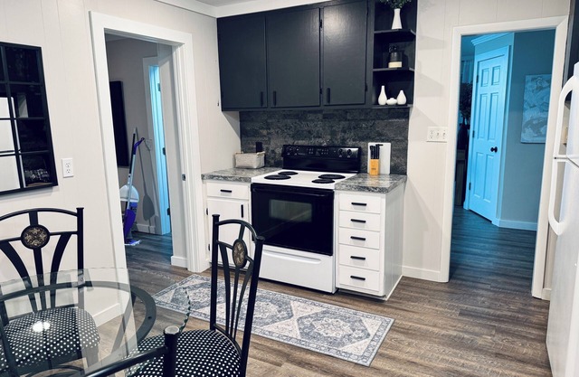 New~Enchanting modern cottage tucked away in the trees. Heavenly Kingsize Bed