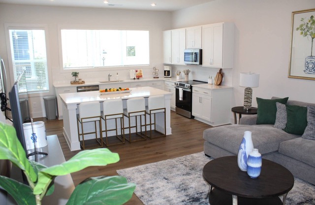 New, EV Charger, Free Garage Parking, Outside Space, Pet Friendly, Near GA World Congress Center