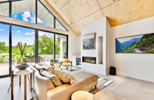 New, Executive Luxurious Townhome, Downtown Whitefish, Amazing Views, Sleeps 8!