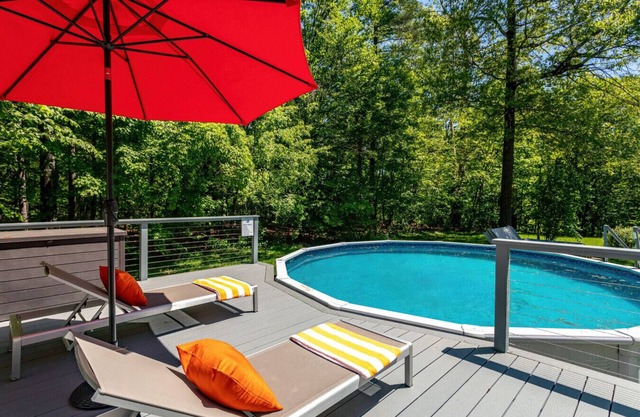 NEW: Fabulous Pool Oasis w/ hot tub in Saugerties