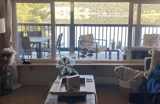 NEW!!! Fall/Winter Getaway on the shores of Horse Lake