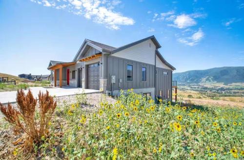 New Family Home in Eden w Hot Tub and Great Views