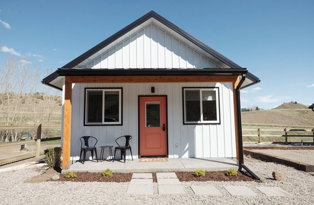 NEW Farm Stay Cabin close to Livingston, Yellowstone, Bozeman, fishing, hiking