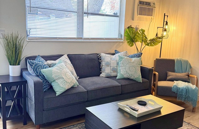 New! Fenced Yard, 10m to downtown! Joes Creek Park 2BR