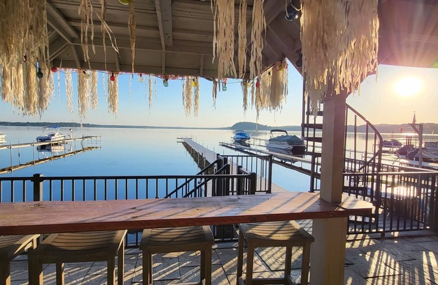 New - First floor lakefront, 160 ft dock, near Browns Beach & Restaurants!