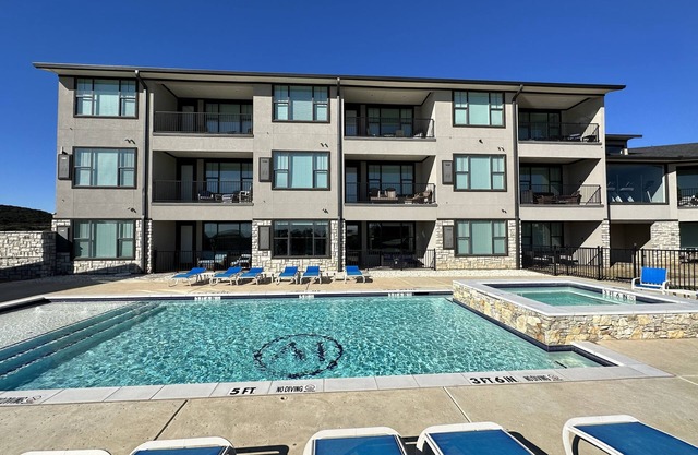 New! PK Lake - Luxurious Condo w/ Pool, Hot Tub, Fire Pit, Grills, Gym & Laundry