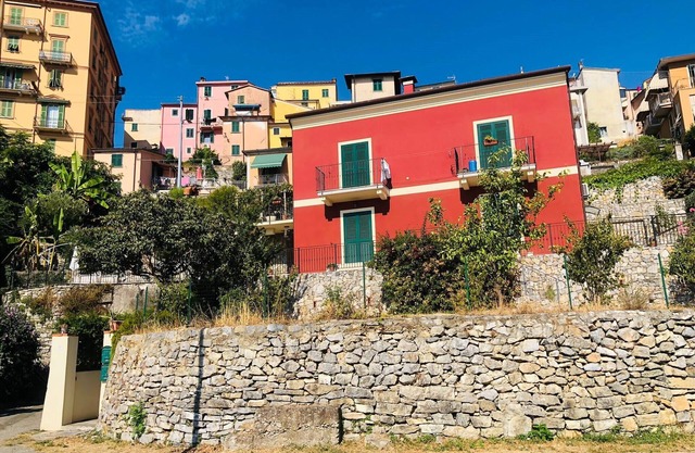 NEW FLAT IN A QUIET AREA WITH PROVAT PARKING LOT AND GARDEN