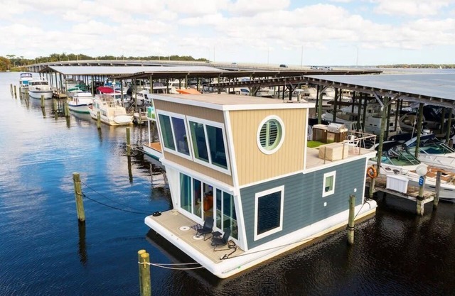 New Floating Luxury: Unique Houseboat Retreat