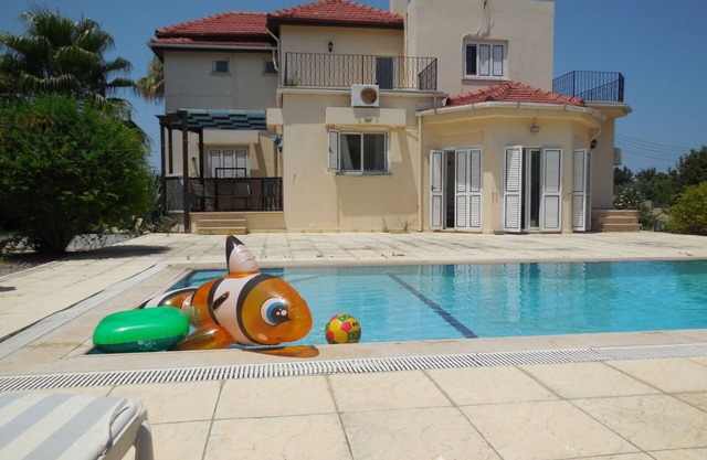 * NEU FÜR OKT '19 * - Schöne Villa mit Pool in Lapta, in der Nähe von Girne, Nordzypern
