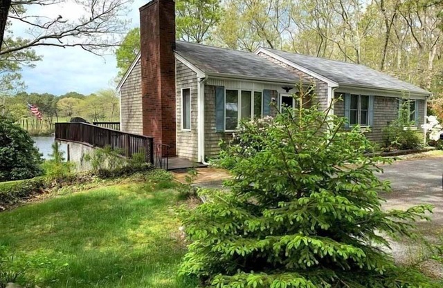New for 2023! Osterville rental on Neck pond. RPMS124