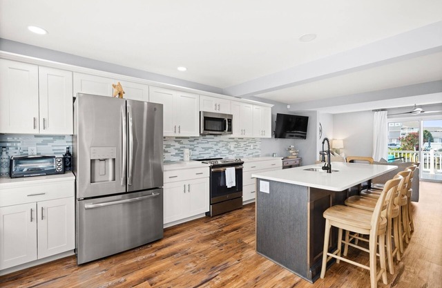 New for 2025! Stunning 3 BR, Waterfront w/BOAT SLIP, sleeps 8 FREE Linens/Towels