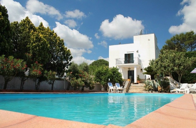 Wunderschöne Villa im römischen Stil mit atemberaubendem privatem Pool und ummauertem Garten