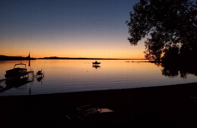 **New** Fully Renovated** Cozy Cottage with private beach