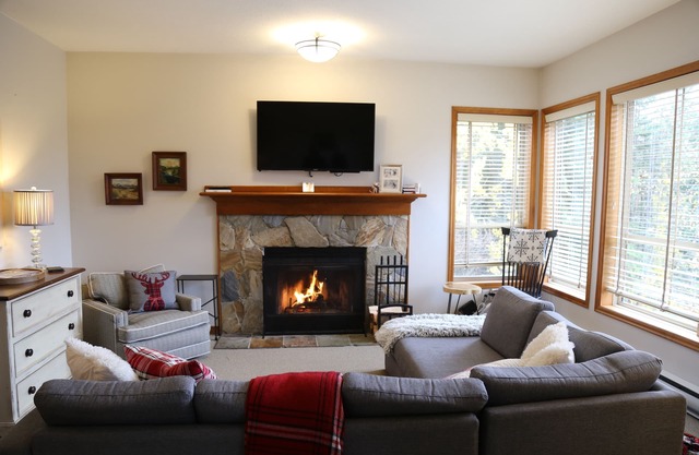New furnishings and recent remodel-best views in the Benchlands!