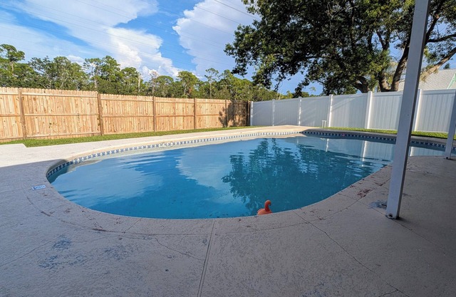 New furniture, pet free 3br/2b with grill, board games, and fenced in backyard