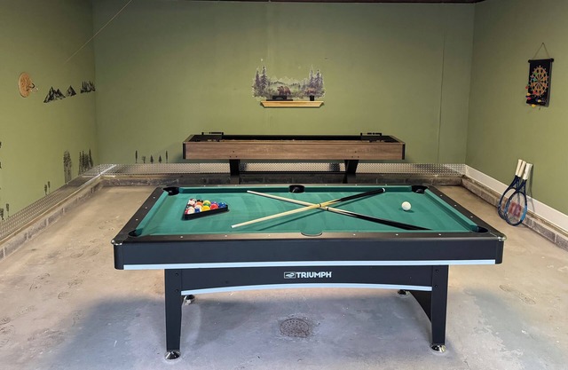 NO cleaning or pup fees! NEW Game Room, fire pit, hot tub, 5 lakes, 2 pools!