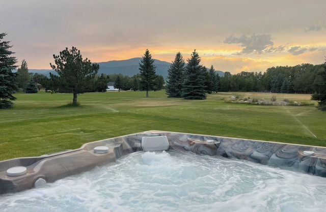 NEW Golf Course Home + MTN views + Hot Tub