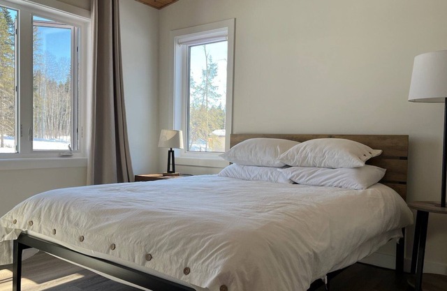 New gorgeous 3 bedroom cabin! Walk to Clear Lake!
