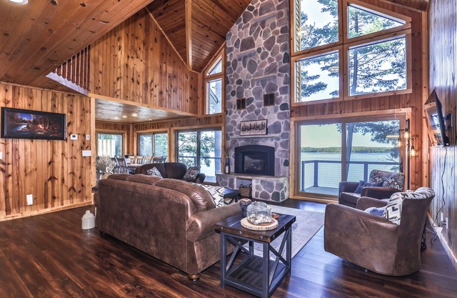New! Gorgeous 8 bedroom home on Laura Lake!