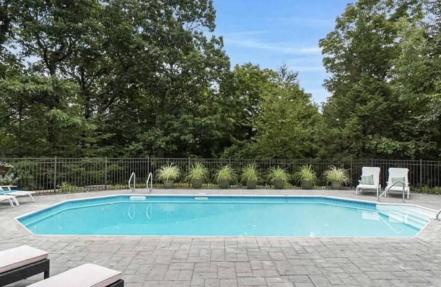 NEW! Gorgeous spacious family escape with Pool & Mountain views