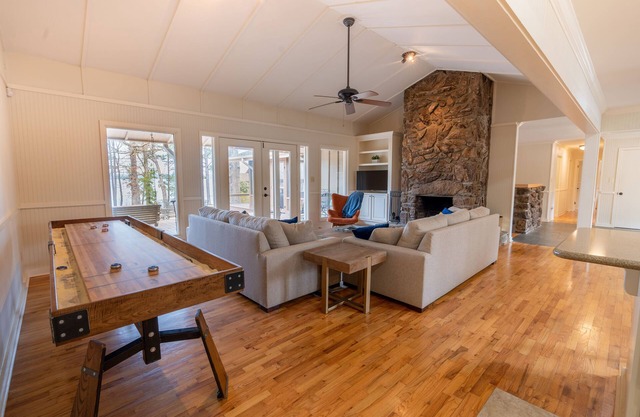 NEW Greers Ferry Lakefront home in Eden Isle!