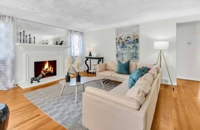 NEW! Grosse Pointe/Detroit 3BR | Sleeps 8 | Yard
