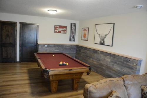 New Gull Lake Townhome! 5 bed 3200ft and Boat Slip