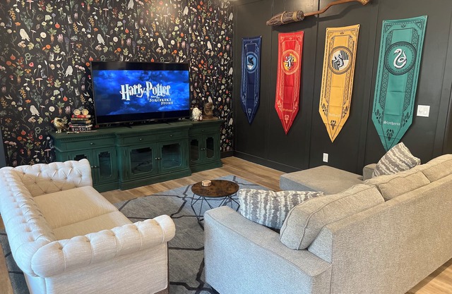 NEW Harry Potter Themed / Cozy Mountain Views! Hiking, Biking, Close to Downtown