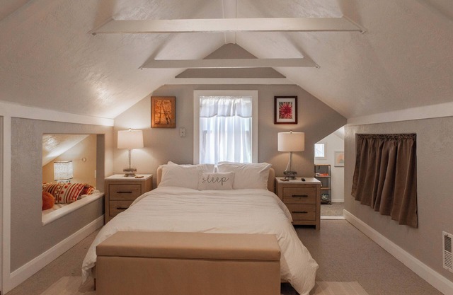NEW! Heber Base Camp Escape - Sleeps 7, Fire Pit, A/C, Super Cute, Mature & spacious yards