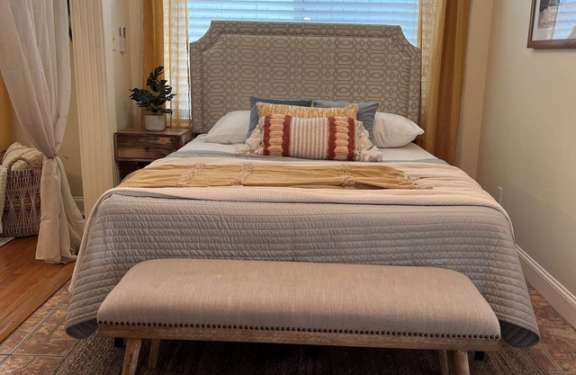New!! HERON STUDIO on City Walking Trail Leading to Downtown Mt. Dora and Lake.