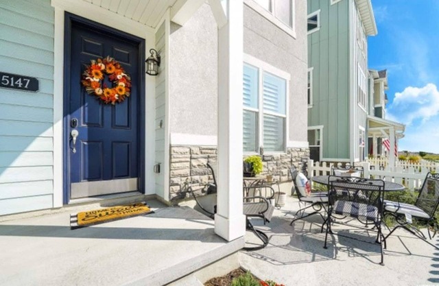 New Herriman townhome-pets welcome 2 master suites